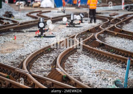 24. Januar 2023, Mecklenburg-Vorpommern, Putbus: Im Bahnhof der kleinen Eisenbahn auf der Insel Rügen befinden sich neue Gleise. Das Projekt der Railroad Experience-Landschaft umfasst den Neubau einer Wagenhalle und einer Betriebswerkstatt sowie einen Wasserturm für den Betrieb der Dampflokomotiven nach historischen Modellen. Das Projekt „Railroad Experience Landscape“ hat ein Gesamtinvestitionsvolumen von über 40 Millionen Euro. Sie wird vom Bezirk Vorpommern-Rügen gemeinsam mit der Eisenbahn-Bau- und Betriebsgesellschaft Preßnitztalbahn mbH durchgeführt. Stockfoto