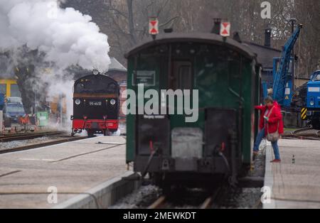 24. Januar 2023, Mecklenburg-Vorpommern, Putbus: Die Dampflokomotive 99 4632 der Schmalspurbahn „Rasender Roland“ verläuft durch den Bahnhof in Putbus auf der Insel Rügen. Das Projekt „Railroad Experience Landscape“ umfasst den Bau eines neuen Wagenschuhs und einer Betriebswerkstatt sowie einen Wasserturm für den Betrieb der Dampflokomotiven nach historischen Modellen. Das Projekt „Railroad Experience Landscape“ hat ein Gesamtinvestitionsvolumen von über 40 Millionen Euro. Sie wird vom Bezirk Vorpommern-Rügen gemeinsam mit der Eisenbahn-Bau- und Betriebsges durchgeführt Stockfoto