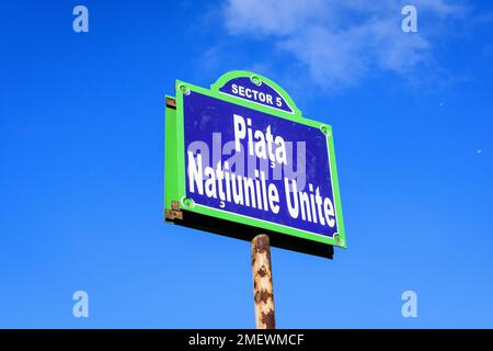 Wunderschönes altes Straßenschild mit der Piata Natiunile Unite (Platz der Vereinten Nationen) in einer Straße im Stadtzentrum von Bukarest, Rumänien, i. Stockfoto