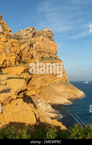 Klippen der Sierra Helada aus der Nähe des Wachturms Punta del Cavall, Benidorm, Spanien Stockfoto