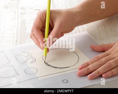 Papierhandwerk. Heimwerker-Tiermaske. Schritt 3: Die Form der Merkmale auf die Karte zeichnen Stockfoto