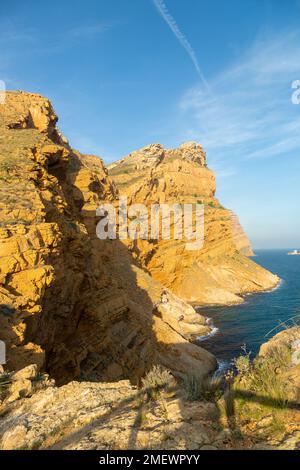 Klippen der Sierra Helada aus der Nähe des Wachturms Punta del Cavall, Benidorm, Spanien Stockfoto