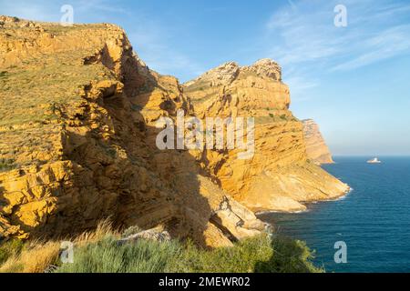 Klippen der Sierra Helada aus der Nähe des Wachturms Punta del Cavall, Benidorm, Spanien Stockfoto