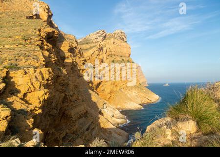 Klippen der Sierra Helada aus der Nähe des Wachturms Punta del Cavall, Benidorm, Spanien Stockfoto