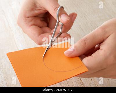 Papierhandwerk. Heimwerker-Tiermaske. Schritt 4, Schneiden der nachgezeichneten Form Stockfoto