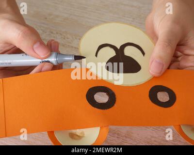 Papierhandwerk. Heimwerker-Tiermaske. Schritt 10, Maske mit letzten Details versehen Stockfoto