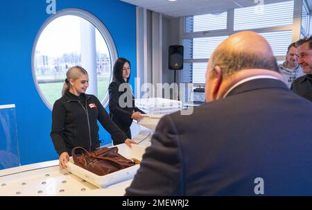 HOOFDDORP - Schüler und Lehrer während der Eröffnung einer Sicherheitsstraße am Flughafen MBO College. In diesem neuen praktischen Raum können die Schüler u. a. das Aufsuchen von Handgepäck und die Suche nach Reisenden üben. Als sich herausstellte, dass es an Flughäfen an Sicherheitskräften mangelte, wurden Investitionen in die Ausweitung der Ausbildung getätigt. ANP JEROEN JUMELET niederlande raus - belgien raus Stockfoto