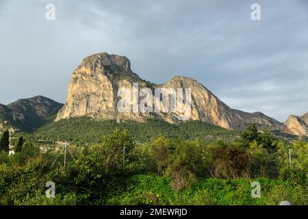 Die Klippen von Ponotx/Ponoig Mountain „Sleeping Lion“ in der Nähe des Dorfes, Polop de la Marina, Costa Blanca, Spanien Stockfoto