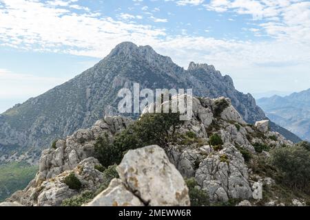 Der Gipfel des Ponotx/Ponoig mit puig campana im Hintergrund Stockfoto