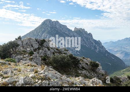 Der Gipfel des Ponotx/Ponoig mit puig campana im Hintergrund Stockfoto