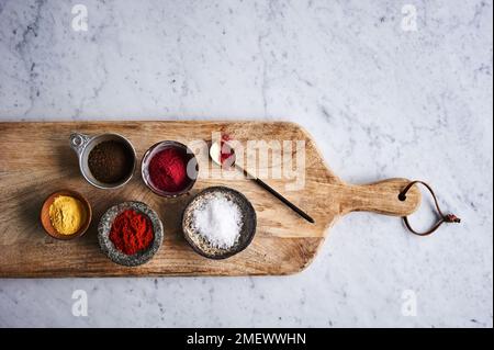 Hinzufügen von Aromen zu Schokolade Stockfoto