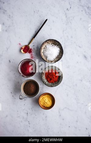 Hinzufügen von Aromen zu Schokolade Stockfoto
