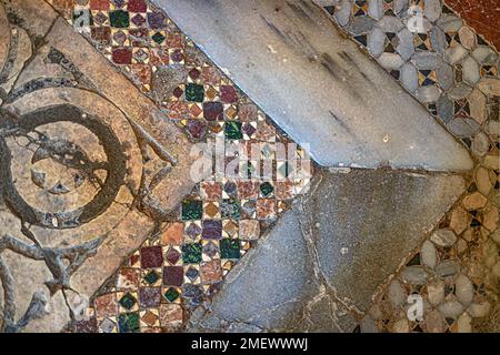 Byzantinische Mosaiken auf dem Boden von St. Nicholas Church Demre, Türkei. Stockfoto