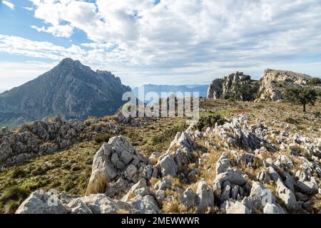 Der Gipfel des Ponotx/Ponoig mit puig campana im Hintergrund Stockfoto