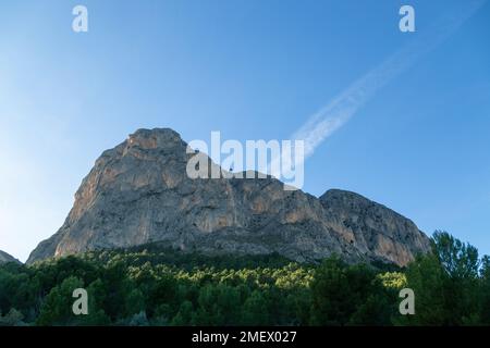 Die Klippen von Ponotx/Ponoig Mountain „Sleeping Lion“ in der Nähe des Dorfes, Polop de la Marina, Costa Blanca, Spanien Stockfoto