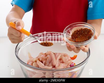 Schritte für Hühnerfajitas, Schritt 1 Stockfoto