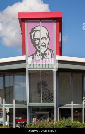 Colonel Sanders Kunstwerke in einem Fast-Food-Restaurant der KFC. Kentucky Fried Chicken. Fast Food, Diät, gesundes Esskonzept. Stockfoto