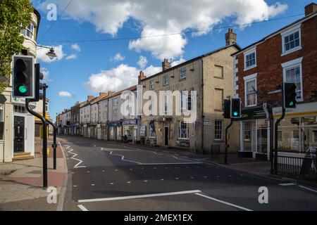 Blick auf die Hauptstraße im Stadtzentrum von Market Rasen. Stockfoto