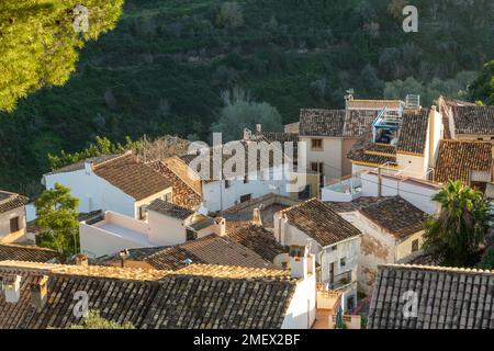 Blick über die Dächer des spanischen Dorfes Polop de la Marina Stockfoto