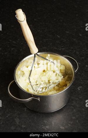 Kartoffelbrei auf schwarzem Hintergrund machen Stockfoto