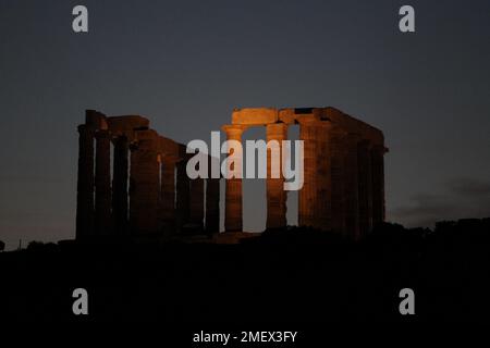 Der Tempel des Poseidon bei Sonnenuntergang am Kap Sounio, Präfektur Attica, Südosten von Athen. Sonnenschein und hohe Temperaturen für diese Saison in Griechenland. Stockfoto