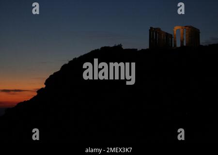 Der Tempel des Poseidon bei Sonnenuntergang am Kap Sounio, Präfektur Attica, Südosten von Athen. Sonnenschein und hohe Temperaturen für diese Saison in Griechenland. Stockfoto