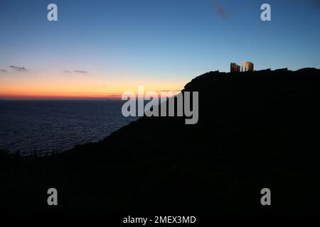 Der Tempel des Poseidon bei Sonnenuntergang am Kap Sounio, Präfektur Attica, Südosten von Athen. Sonnenschein und hohe Temperaturen für diese Saison in Griechenland. Stockfoto