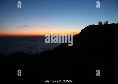 Der Tempel des Poseidon bei Sonnenuntergang am Kap Sounio, Präfektur Attica, Südosten von Athen. Sonnenschein und hohe Temperaturen für diese Saison in Griechenland. Stockfoto