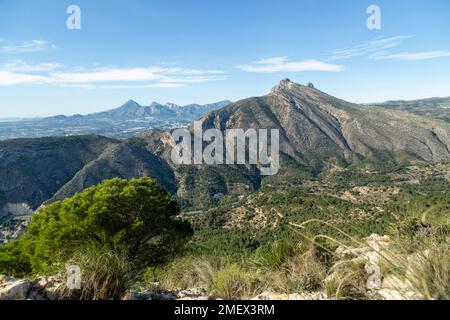 Blick auf die Serra de Bèrnia i Ferrer Gebirgskette von Serra d'Oltà in der Nähe von Calpe, Spanien Stockfoto