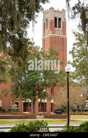 Der Century Tower erhebt sich über das University Auditorium auf dem Campus der University of Florida in Gainesville, Florida. (USA) Stockfoto