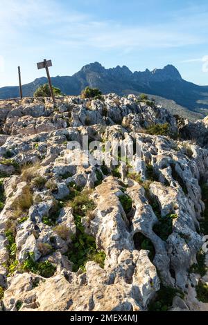 Blick auf die Serra de Bèrnia i Ferrer Gebirgskette von Serra d'Oltà in der Nähe von Calpe, Spanien Stockfoto