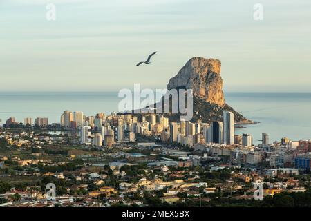 Blick vom Berg Sierra de Oltá in Richtung Calpe und Penon de ifach Stockfoto