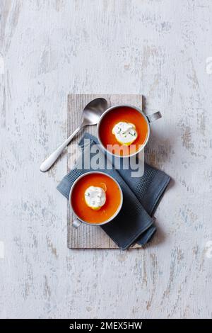Wintersuppe mit Basilikum und Limettencreme Stockfoto