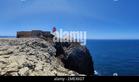 Panoramablick auf die Westseite des Leuchtturms Cape Saint Vincent am Ende der Welt, dem südwestlichsten Punkt Europas Stockfoto