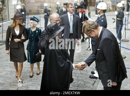 Sprecher Björn von Sydow begrüßt König Carl Gustaf und Königin Silvia zur Eröffnung des Riksdag, des Riksmötet 2002, Stockholm, Schweden. Im Hintergrund Prinzessin Madeleine und Prinzessin Lilian. Foto: Jeppe Gustafsson Stockfoto