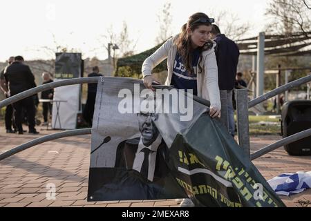 Modiin, Israel. 24. Januar 2023. Aktivisten demonstrieren außerhalb des Hauses des Justizministers Yariv Levin (in Banner dargestellt) gegen Gesetzesvorschläge zur Umgestaltung des Justizsystems, die Netanjahus Regierung den Weg ebnen, Gerichtsentscheidungen zu umgehen. Kredit: Nir Alon/Alamy Live News Stockfoto