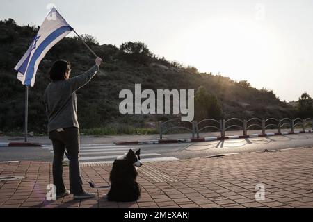 Modiin, Israel. 24. Januar 2023. Aktivisten demonstrieren außerhalb der Heimat des Justizministers Yariv Levin gegen Gesetzesvorschläge zur Umgestaltung des Justizsystems, die Netanjahus Regierung den Weg ebnen, Gerichtsentscheidungen außer Kraft zu setzen. Levin führt Gesetzesvorschläge an, von denen viele meinen, dass sie die Grundlagen der Demokratie untergraben, die Unabhängigkeit der Justiz und der Strafverfolgung untergraben, das Gleichgewicht zwischen Staat und Religion und den Rechten des Einzelnen stören und die soziale Polarisierung in Israel vertiefen könnten; Alles nur, um Netanjahu gerichtliche Immunität zu gewähren oder sein Korrupt zu streichen Stockfoto