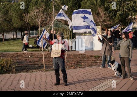 Modiin, Israel. 24. Januar 2023. Aktivisten demonstrieren außerhalb der Heimat des Justizministers Yariv Levin gegen Gesetzesvorschläge zur Umgestaltung des Justizsystems, die Netanjahus Regierung den Weg ebnen, Gerichtsentscheidungen außer Kraft zu setzen. Levin führt Gesetzesvorschläge an, von denen viele meinen, dass sie die Grundlagen der Demokratie untergraben, die Unabhängigkeit der Justiz und der Strafverfolgung untergraben, das Gleichgewicht zwischen Staat und Religion und den Rechten des Einzelnen stören und die soziale Polarisierung in Israel vertiefen könnten; Alles nur, um Netanjahu gerichtliche Immunität zu gewähren oder sein Korrupt zu streichen Stockfoto