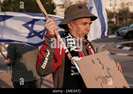 Modiin, Israel. 24. Januar 2023. Aktivisten demonstrieren außerhalb der Heimat des Justizministers Yariv Levin gegen Gesetzesvorschläge zur Umgestaltung des Justizsystems, die Netanjahus Regierung den Weg ebnen, Gerichtsentscheidungen außer Kraft zu setzen. Levin führt Gesetzesvorschläge an, von denen viele meinen, dass sie die Grundlagen der Demokratie untergraben, die Unabhängigkeit der Justiz und der Strafverfolgung untergraben, das Gleichgewicht zwischen Staat und Religion und den Rechten des Einzelnen stören und die soziale Polarisierung in Israel vertiefen könnten; Alles nur, um Netanjahu gerichtliche Immunität zu gewähren oder sein Korrupt zu streichen Stockfoto