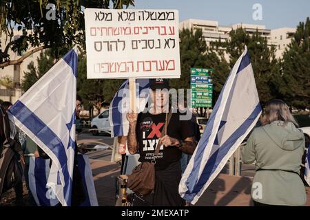 Modiin, Israel. 24. Januar 2023. Aktivisten demonstrieren außerhalb der Heimat des Justizministers Yariv Levin gegen Gesetzesvorschläge zur Umgestaltung des Justizsystems, die Netanjahus Regierung den Weg ebnen, Gerichtsentscheidungen außer Kraft zu setzen. Levin führt Gesetzesvorschläge an, von denen viele meinen, dass sie die Grundlagen der Demokratie untergraben, die Unabhängigkeit der Justiz und der Strafverfolgung untergraben, das Gleichgewicht zwischen Staat und Religion und den Rechten des Einzelnen stören und die soziale Polarisierung in Israel vertiefen könnten; Alles nur, um Netanjahu gerichtliche Immunität zu gewähren oder sein Korrupt zu streichen Stockfoto