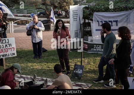 Modiin, Israel. 24. Januar 2023. Das Knesset-Mitglied Naama Lazimi (Arbeit) schließt sich Aktivisten an, die außerhalb der Heimat von Justizminister Levin gegen Gesetzesvorschläge zur Umgestaltung des Justizsystems demonstrieren und Netanjahus Regierung den Weg ebnen, Gerichtsentscheidungen zu umgehen. Kredit: Nir Alon/Alamy Live News Stockfoto