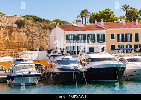 Mehrere große Luxusyachten im mediterranen natürlichen Hafen Mahon, der Hauptinsel Menorca, Balearen, Spanien Stockfoto