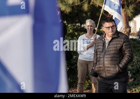 Modiin, Israel. 24. Januar 2023. Knesset-Mitglied Michael Biton (Partei der nationalen Einheit, rechts) schließt sich Aktivisten an, die außerhalb des Hauses von Justizminister Levin gegen Gesetzesvorschläge zur Umgestaltung des Justizsystems demonstrieren und Netanjahus Regierung den Weg ebnen, Gerichtsentscheidungen zu umgehen. Kredit: Nir Alon/Alamy Live News Stockfoto