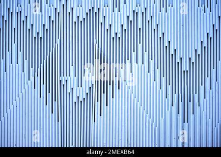 Grau-blaue Holzwand vertikal Stockfoto