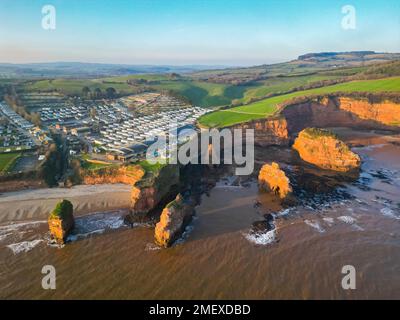 Ladram Bay, Otterton, Großbritannien. 24. Januar 2023 Wetter in Großbritannien. Blick aus der Luft auf die roten Sandsteinfelsen und Klippen in Ladram Bay in Otterton nahe Sidmouth in Devon an einem kalten sonnigen Nachmittag. Bildnachweis: Graham Hunt/Alamy Live News Stockfoto