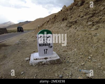 Ladakh, Indien - 24. August 2022, Foto des High Mountain Pass in Ladakh, höchste motorisierte Straße der Welt. Stockfoto