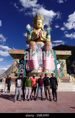 Ladakh, Indien - 21. August 2022 : Statue des Maitreya Buddha im Diskit Kloster, Nubra Valley, Ladakh, Jammu und Kaschmir, Indien. Sie ist 32 Meter hoch Stockfoto