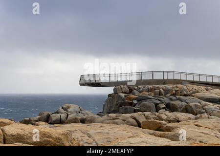 Verwitterte Felsen auf Metallsteg und freitragende Aussichtsplattform am Gap in der Nähe von Albany im Torndirrup National Park Stockfoto