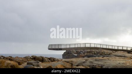 Eine einsame Szene bei düsterem Wetter zeigt die freitragende Aussichtsplattform am Gap in Torndirrup NP an der Südküste von Westaustralien Stockfoto