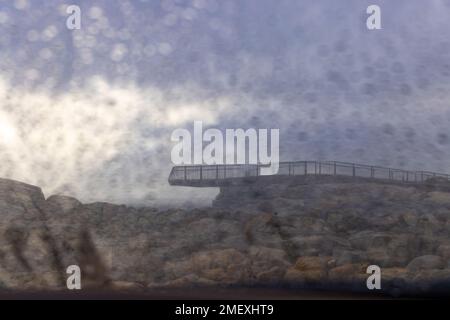 Freitragender Stahlsteg am Gap im Torndirrup National Park in der Nähe von Albany in Westaustralien, der durch eine verstreute Windschutzscheibe gesehen wird Stockfoto